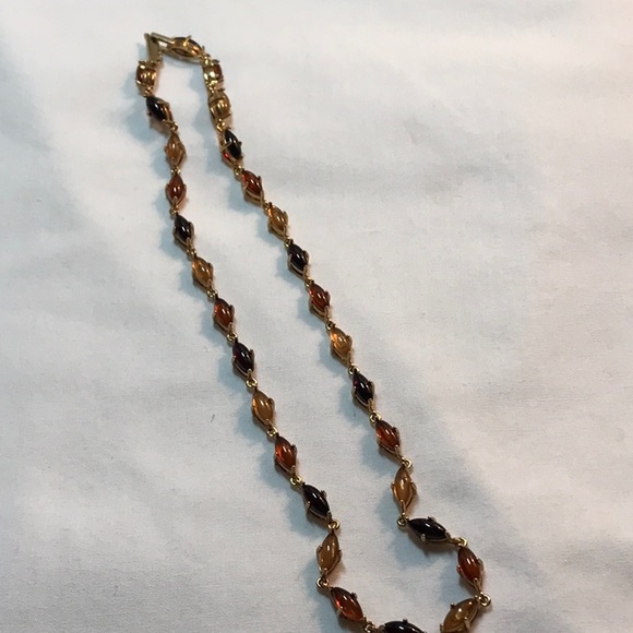 Avon necklace in gold tone, fold over clasp, 16 in length, stones multicolor - Picture 4 of 10